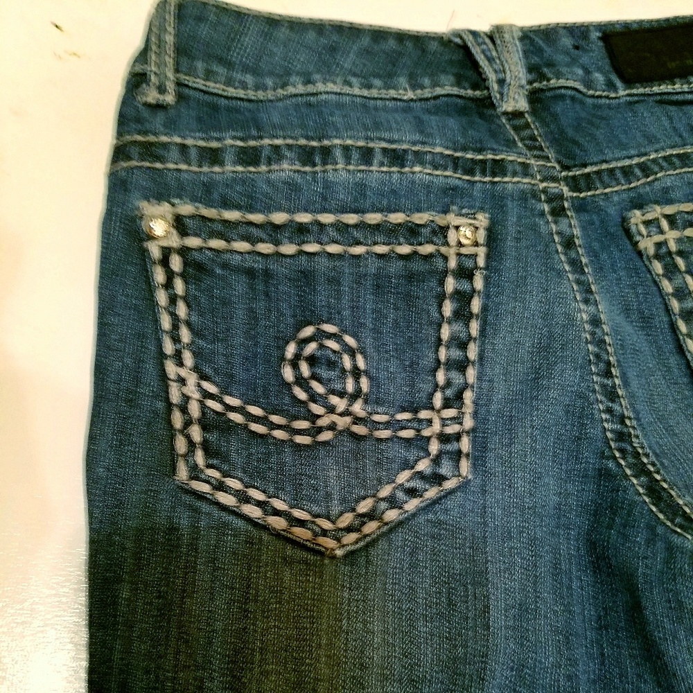 Seven7 skinny jeans w/ jeweled button 27 CUTE!